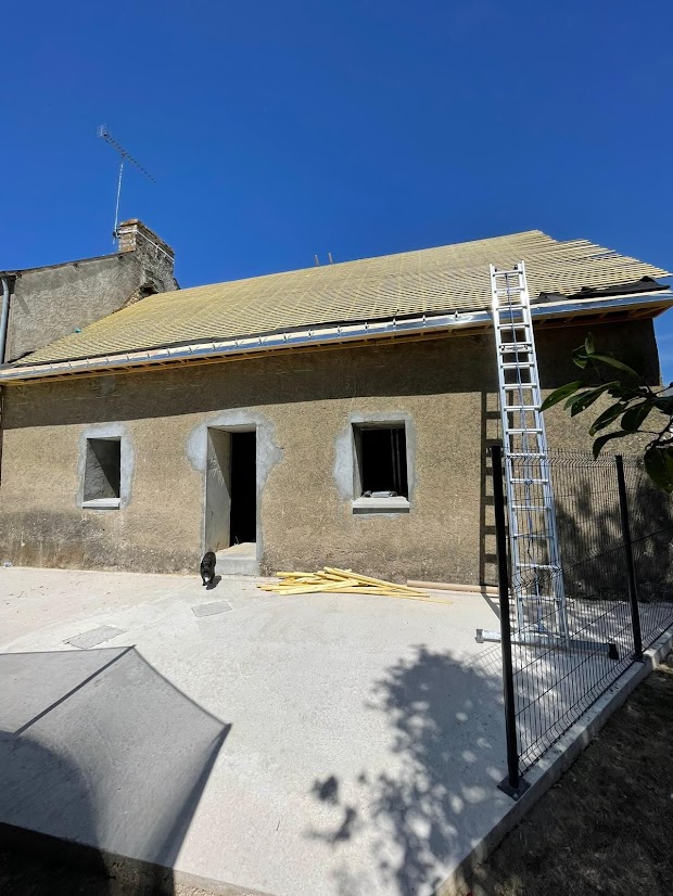 Rénovation d'un ancien corps de ferme & création de velux sur Couffer